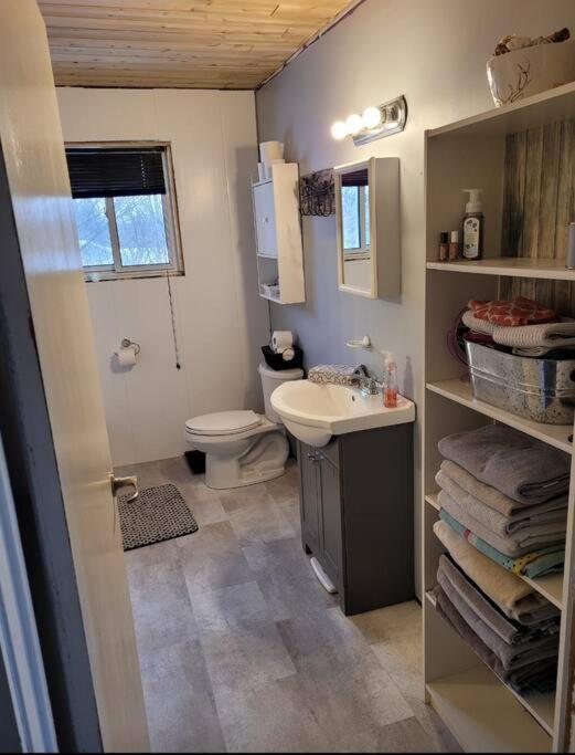 Family Friendly Cottage ☆Walking Distance To Beach ليونز هيد المظهر الخارجي الصورة
